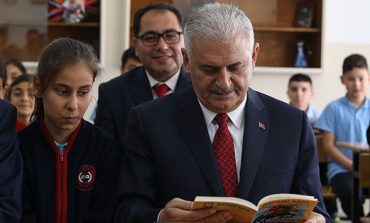 Başbakan Yıldırım öğrencilerin karne sevincine ortak oldu